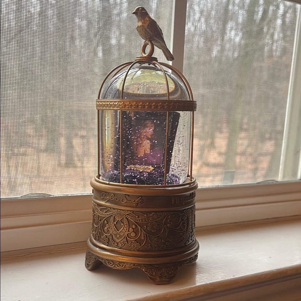 Taylor Swift Snow Globe, Speak Now, Plays music!